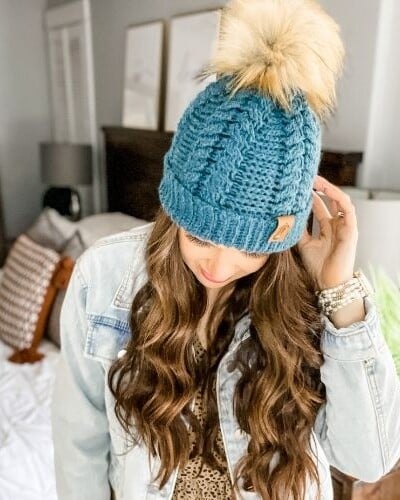 A woman wearing a braided fishtail toque.