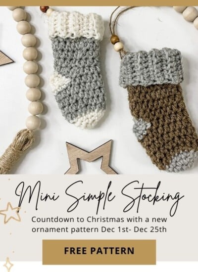 Mini simple stockings crochet pattern.